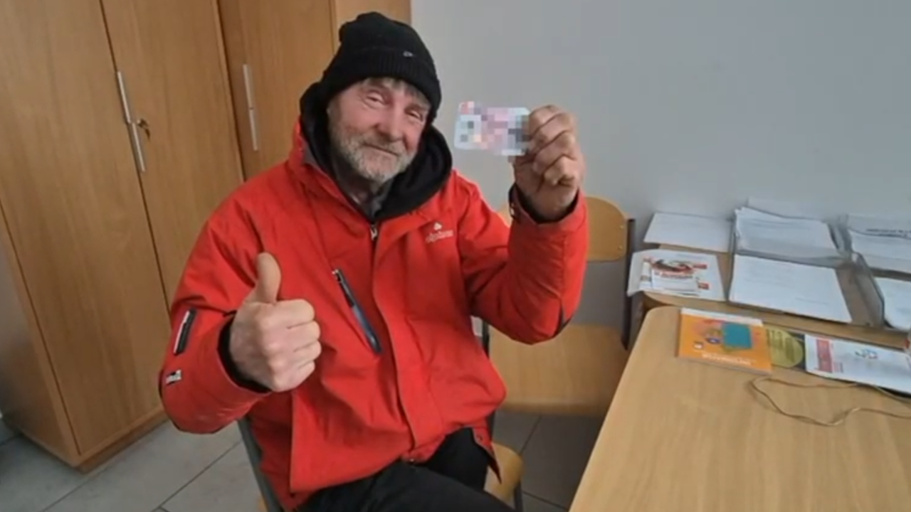 Mały kawałek plastiku, wielka zmiana – dzielnicowy z Legionowa pomaga Panu Zbyszkowi wyjść z bezdomności