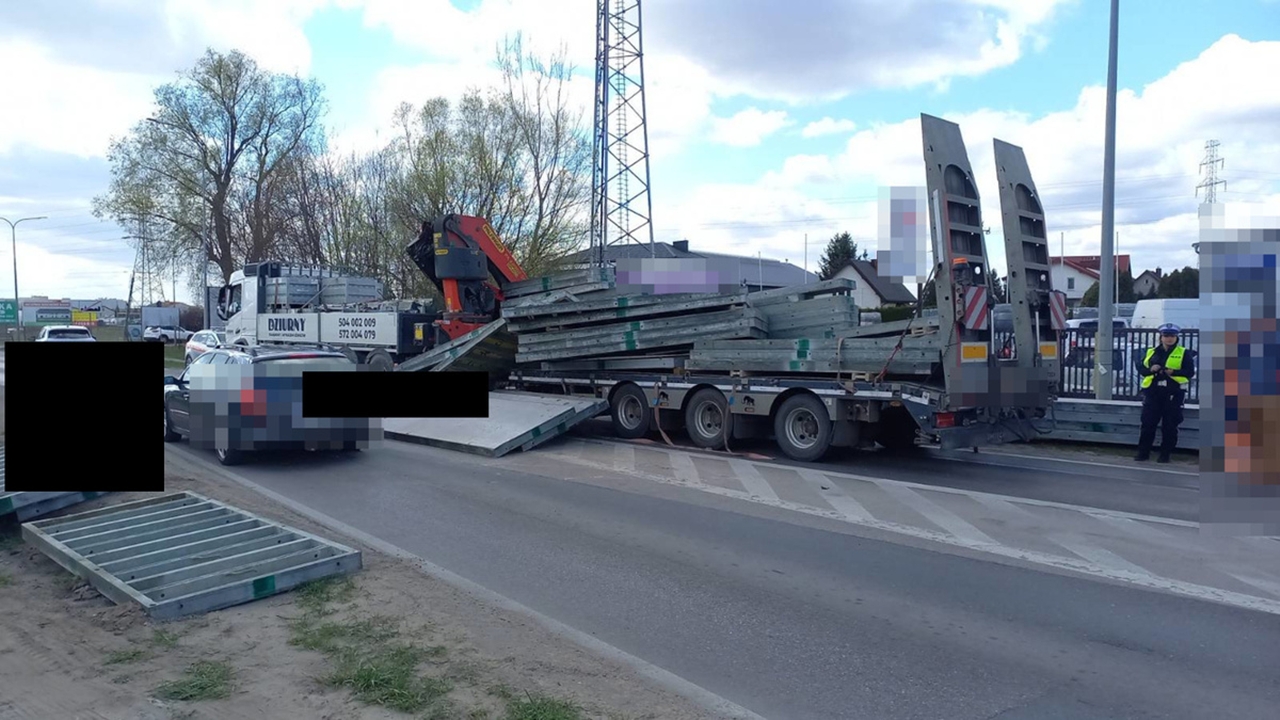 Niebezpieczne zdarzenie w Rembelszczyźnie: Ładunek spadł na przeciwległy pas ruchu