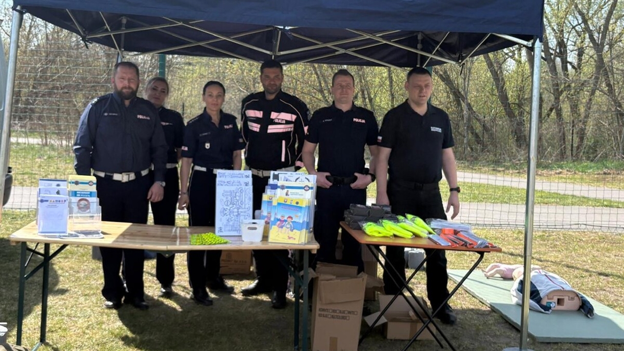 Bezpiecznie na dwóch kółkach – policjanci podczas „Wiosennego Pompowania” w Skierdach