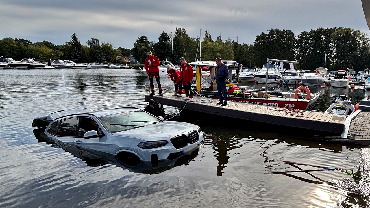 BMW zatonęło w Porcie Pilawa. W niedzielę rano ratownicy wydobyli samochód z wody
