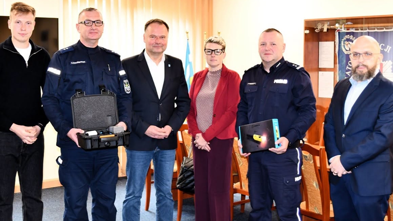 Nowy sprzęt dla policjantów z Jabłonny. Powiat przekazał urządzenia za 10 tys. zł